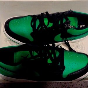 Green low top Nike Jordan